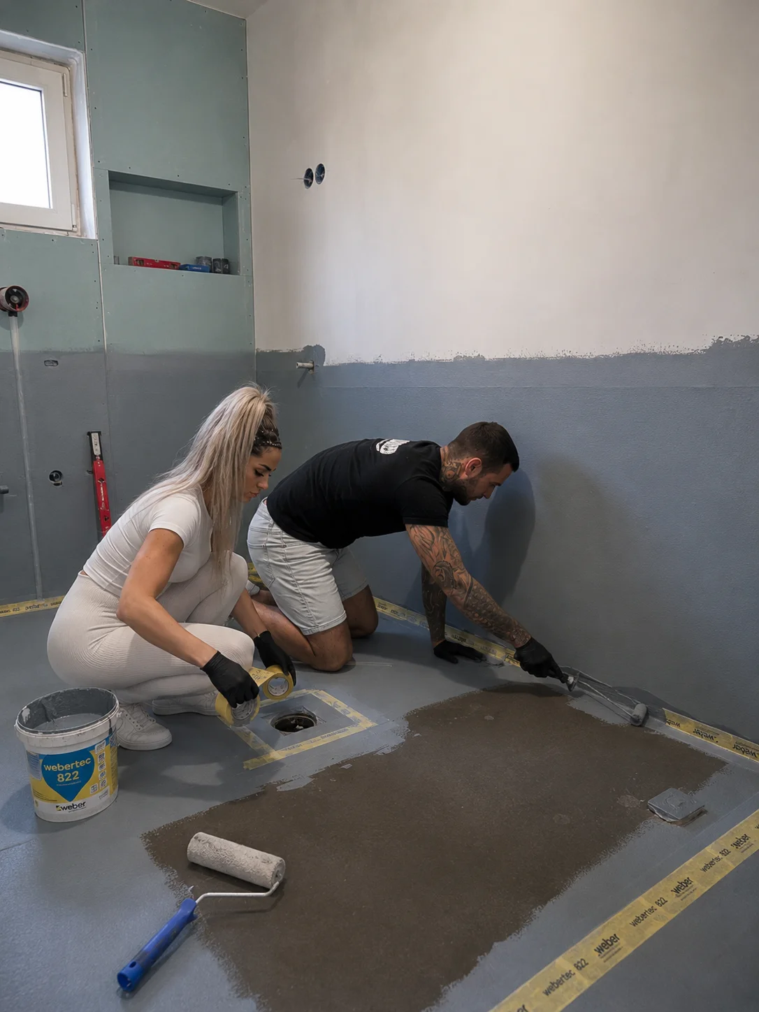 Aplikace hydroizolační stěrky s bandážemi v koutech
