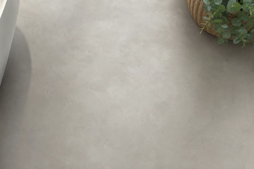 Mikrocement, nebo leštěný beton? Kdy dává smysl které řešení